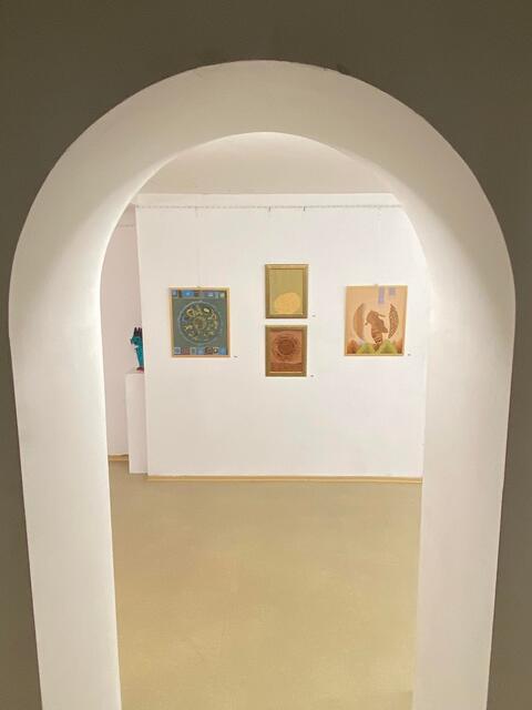 Eingang zur Ausstellung: Werke von Sanjaa Enkhtumen | Foto: Foto: Silvia Guenova