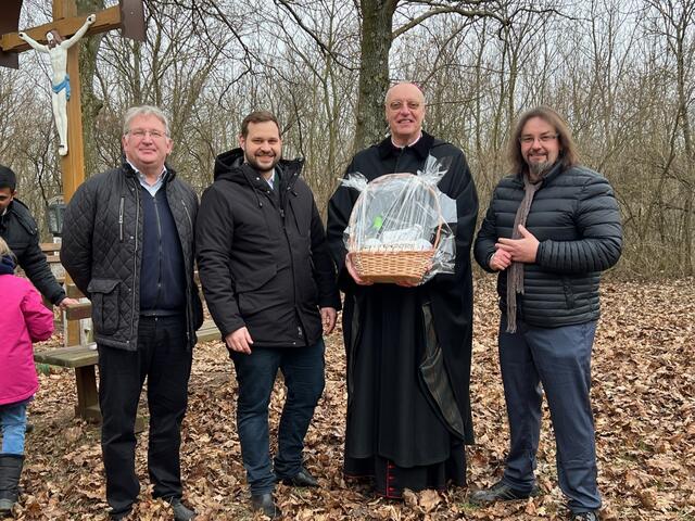 V.l.: Pfarrer Günther Kroiss und die politischen Gemeindevertreter überreichten dem Bischof (2. v. r.) einen "Gattendorf-Korb". | Foto: Gemeinde Gattendorf