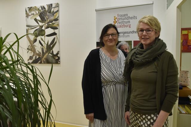 Gynäkologin Maria Trattner (r.) und Aline Halhuber-Ahlmann (l.) im Frauengesundheitszentrum in Salzburg. 

Beitrag 2, 3. Februar 2022: "Behandlung von weiblicher Genitalbeschneidung in Hallein ist nötig" | Foto: Thomas Fuchs