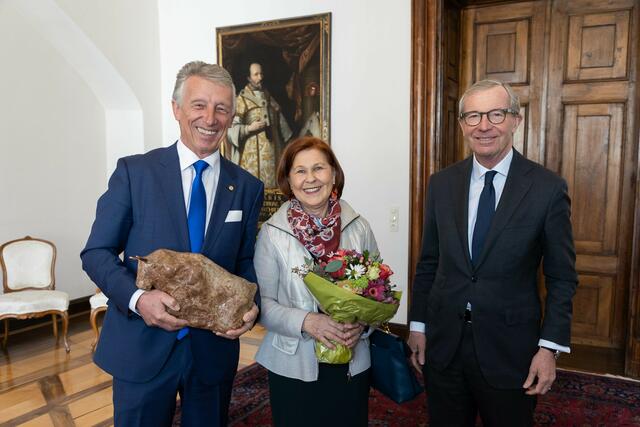 Überreichung des Salzburger Stier an Helmut Mödlhammer. Im Bild (v.l.): Helmut Mödlhammer, Irmgard Mödlhammer und Landeshauptmann Wilfried Haslauer | Foto: Land Salzburg/Neumayr/Hofer