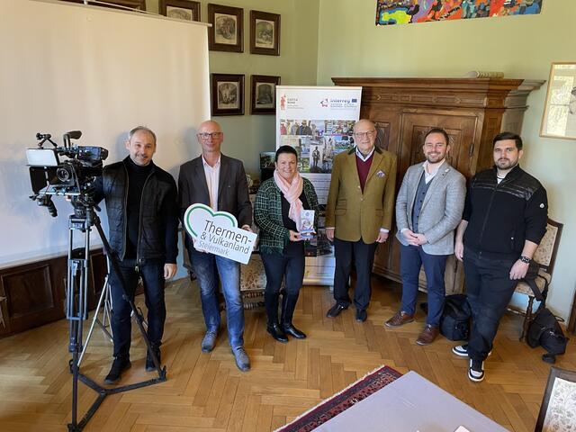 Günter Tuscher von Vulkan TV, Christian Contola von der Erlebnisregion, Sonja Skalnik von Schloss Kornberg, Schlossherr Andreas Bardeau, Mario Brandmüller von Stift Admont und Thomas Fischbacher von LightCyde (v.l.). | Foto: RegionalMedien