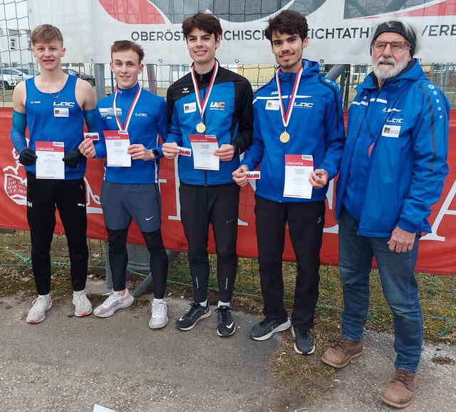 Die Athleten Moritz Heiml, Paul Leitenbauer, Daniel Rattinger und Tobias Rattinger mit Trainer Peter Lindtner (v.l.). | Foto: A. Ecker