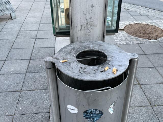 Leider ein gängiges Bild am Leibnitzer Hauptplatz: Zigarettenstummel werden an den Rand der vorgesehenen Behälter gelegt und nicht weggeworfen.  | Foto: Kai Reinisch