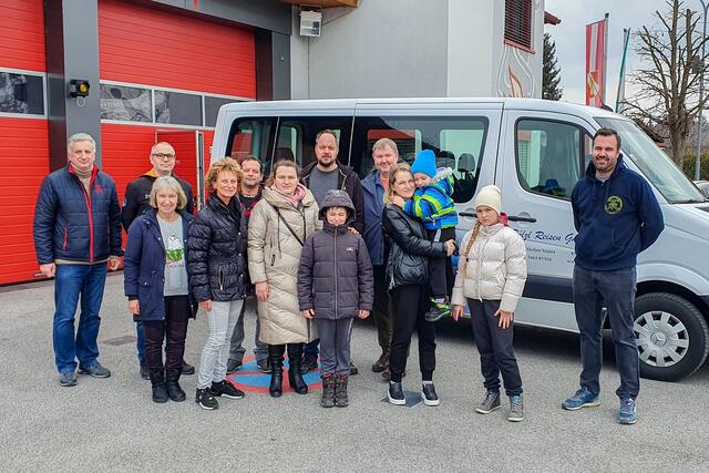 Die ukrainischen Familien mit ihren Helfern vor dem Rüsthaus in Mooskirchen | Foto: FF Mooskirchen