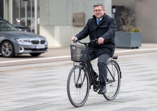 Mobilitätslandesrat Ludwig Schleritzko auf den Rad. | Foto: NLK/Filzwieser