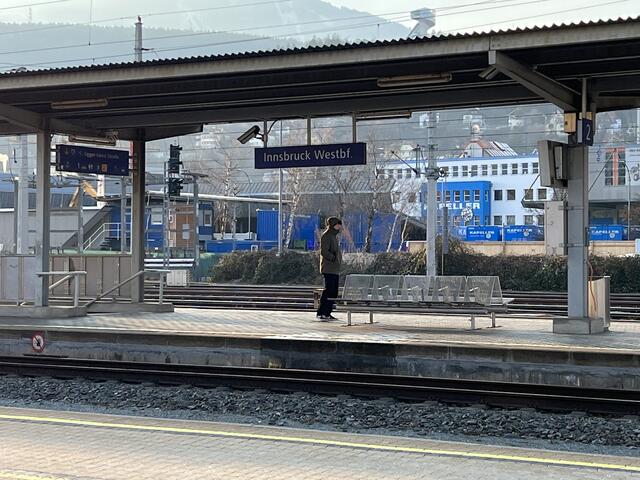Eine 17-jährige Österreicherin versuchte einen in Richtung Telfs – Pfaffenhofen anfahrenden Zug, durch Klopfen an die Tür bzw. durch den Versuch die Tür zu öffnen, zum Anhalten zu bewegen. | Foto: zeitungsfoto.at