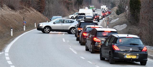 So mancher macht ein riskantes Wendemanöver vor der dem Brettfalltunnel.  | Foto: ZOOM-Tirol