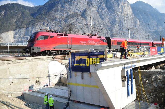 Der Einschub des ersten Tragwerks wurde mittels starker hydraulischer Pressen vollzogen. | Foto: Hassl