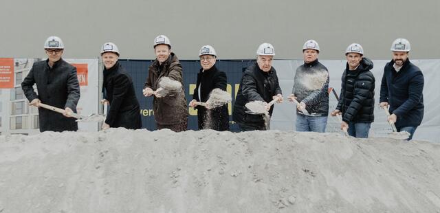 Spatenstich im Herzen von Kufstein: Baustart für das neue Wohn- und Geschäftsgebäude der PILGER Immo GmbH. Bis 2023 entstehen 17 Mietwohnungen und Gewerbeflächen. Mit der Verwertung wurden die Profis von Tiroler Immobilien beauftragt. Im Bild von links: Peter Hechenblaickner (Raiffeisen Bezirksbank Kufstein), Architekt Joseph Rappl (JR Architektur ZT GmbH), Michael Pilger (PILGER Immo GmbH), Bürgermeister Martin Krumschnabel, Karl Pilger (PILGER Immo GmbH), Christian Brunner (CARMA GmbH), Georg Webhofer (PORR AG), Mario Tribus (Vertriebsleiter Tiroler Immobilien). | Foto: (C) Tiroler Immobilien