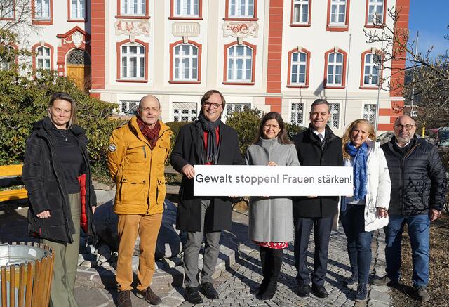 Die Stadt Weiz nimmt den Gewaltschutz ernst: StR Bettina Bauernhofer, Vzbgm. Mag. Oswin Donnerer, Bgm. Erwin Eggenreich, LR Mag. Doris Kampus, LAbg. Dr. Wolfgang Dolesch, Vzbgm. Monika Langs, MSc und Dr. Klaus Feichtinger (SG ELIN) | Foto: Stadtgemeinde Weiz
