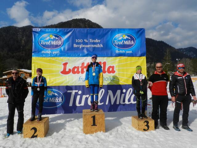 Klasse S11 weiblich: Isabella Beer (2./WSV Schoppernau), Jana Grasberger (1./K.S.C.), Mia Hansmann (3./SK Saalfelden) mit Gratulanten