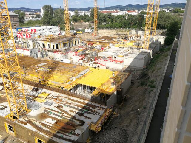Blicken die Bewohnerinnen und Bewohner der Vorgartenstraße 98-106 aus dem Fenster, grenzt eine Baustelle an die nächste. Die Rohbauten sollen im Juni fertig sein. | Foto: Silvia Weitlaner