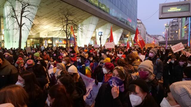 Die Menschenmenge in Wien Mitte. | Foto: Max Spitzauer