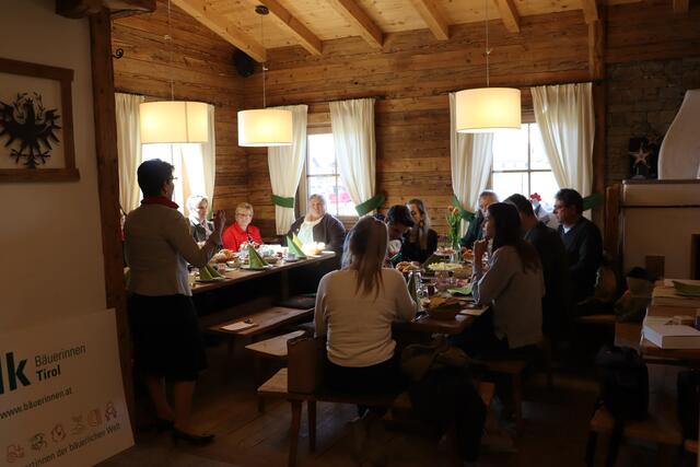 Die Tiroler Bäuerinnen haben zum Frühstück geladen. | Foto: Anna Wieser