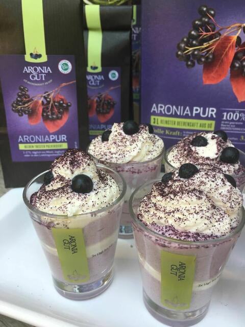 Auf der Website der Aroniabauern findet man auch zahlreiche leckere Rezeptideen, etwa für eine Aronia-Topfencreme. | Foto: Aroniagut