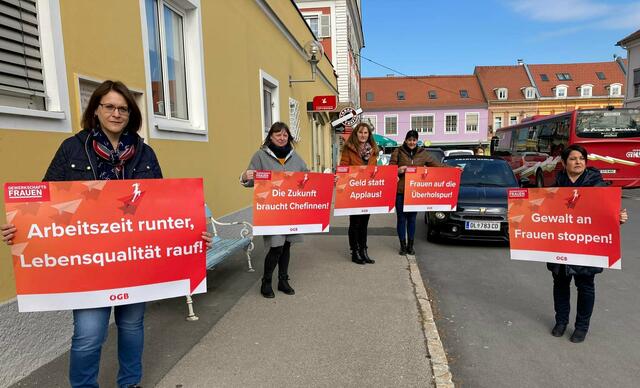 Die ÖGB Frauen mit  Regionalfrauenvorsitzende Sigrid Riegler bei der Plakataktion in Deutschlandsberg | Foto: ÖGB Südweststeiermark 