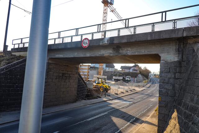 Gegen diese Brücke in Edt stieß der Kran des Lastwagens, Teile fielen auf ein Auto herab. | Foto: laumat.at