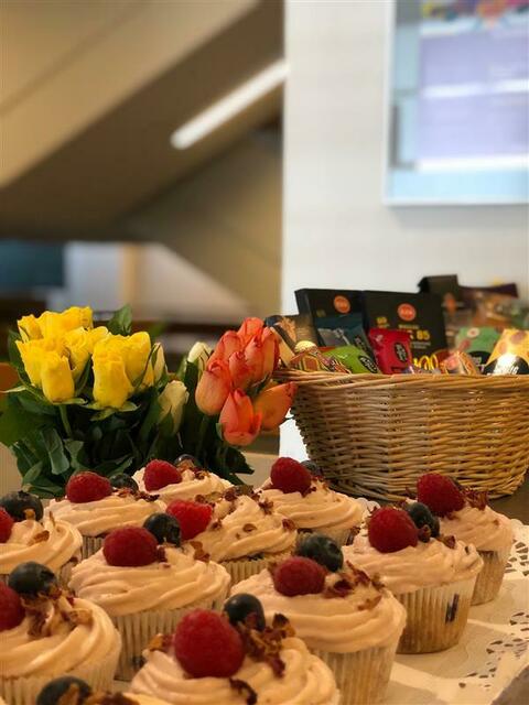 Faire Rosen als Geschenk und Heidelbeermuffins für die Kund:innen des Fairtradeladens in der HBLW 
Foto: Simone Rieder
