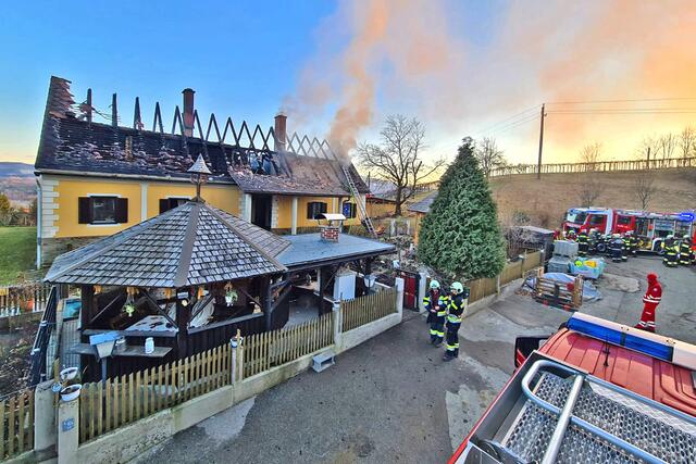 Am Nachmittag des 8. März 2022 entdeckte ein 71-Jähriger einen Brand in einem Einfamilienhaus in Eibiswald. Elf Feuerwehren standen bei der Brandbekämpfung im Einsatz.  | Foto: FF Wies/Brauchard