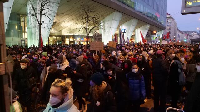 Ein Großteil der Demonstrierenden trug die FFP2-Maske. | Foto: Max Spitzauer