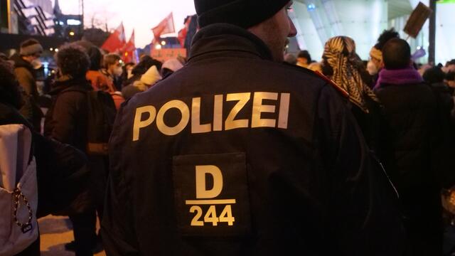 Die Polizei achtete darauf, dass die Demonstration friedlich verlief. | Foto: Max Spitzauer