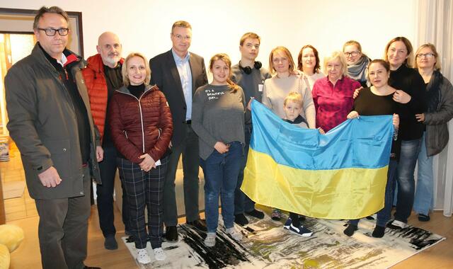 STR Thomas Dobousek, Johann Ebner und Katharina Zaslavska (Bekannte und „Ersthelfer“ der ukrainischen Flüchtlinge), Bgm. Wolfgang Kocevar, neun geflüchtete Ukrainerinnen und Ukrainer und die Unterkunftgeberin Magdalena Krügl (rechts an der Fahne) | Foto:  Christian Pusch