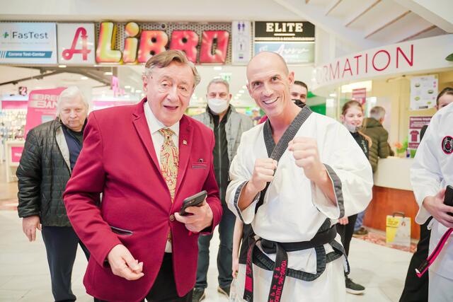 Richard Lugner freute sich über das sportliche Spektakel in der City.  | Foto: YU-Taekwondo