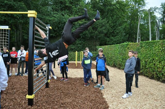 Im Fitnesspark im Schlosspark kann man mit Seilen, Turnringen und Sprossen seine Beweglichkeit, Kraft und Koordination trainieren. | Foto: Magistrat Steyr/Presse