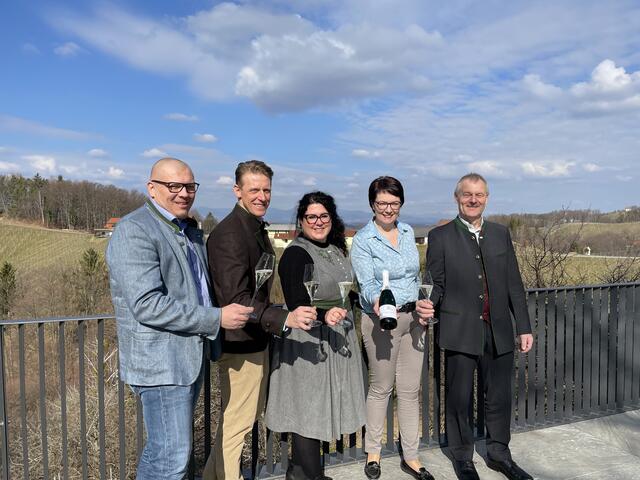 Geschäftsführerin Melanie Koch (3.v.re) mit Gastgeberin Romana Paschek sowie dem Vorstand Herbert Germuth, Thomas Pichler und Ewald Zarfl. (v.re.) | Foto: B.Gady