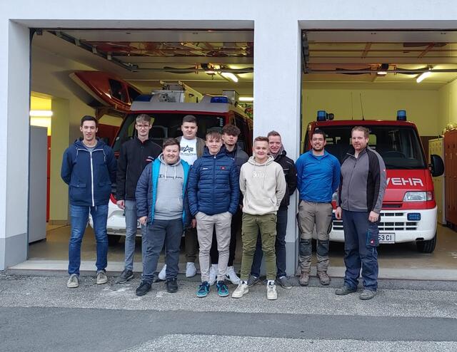 Gleich acht Freiwillige aus der Gemeinde Eggern haben sich mit dem Beitritt zur Feuerwehr für den "Dienst am Nächsten" als Feuerwehrmann entschieden.  | Foto: FF Eggern