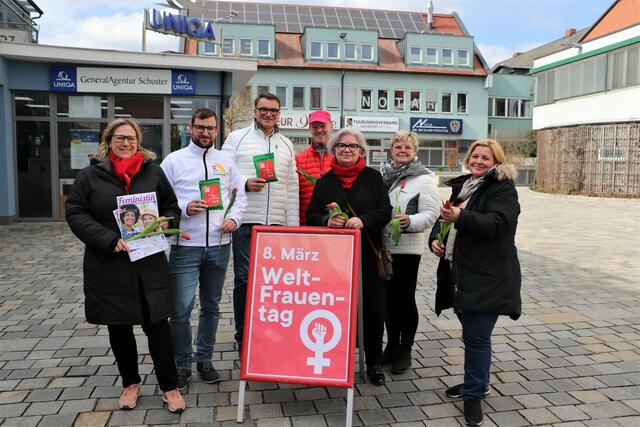 Die SPÖ Kalsdorf verteilte am Weltfrauentag Blumen an Damen und Herren. | Foto: Edith Ertl