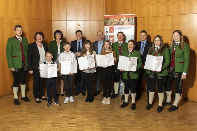 1. Reihe von links nach rechts: Fuchshuber Lukas (Tenorhorn), Fuchshuber Florian (Tenorhorn), Jungreithmeier Johanna (Querflöte) Leitner Lena (Querflöte) – allesamt Junior-Leistungsabzeichen, Hiegelsberger Leonie (Posaune) und Finzinger Verena (Klarinette) – beide Jungmusikerleistungsabzeichen in Bronze | Foto: OÖBV Bezirk Grieskirchen