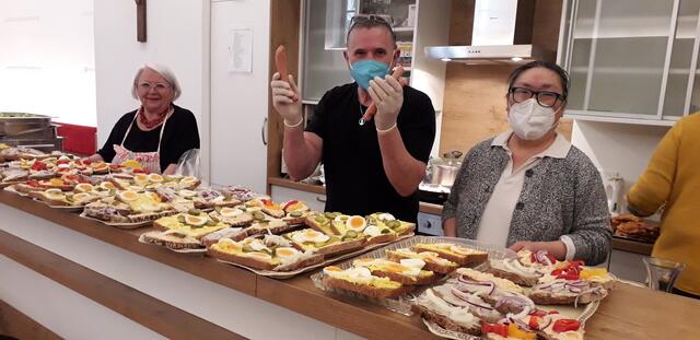 Ehrenamtliche helfen in der Pfarre Hildegrad Burjan bei der Bewirtung der Gäste.  | Foto: Pfarre Hildegrad Burjan