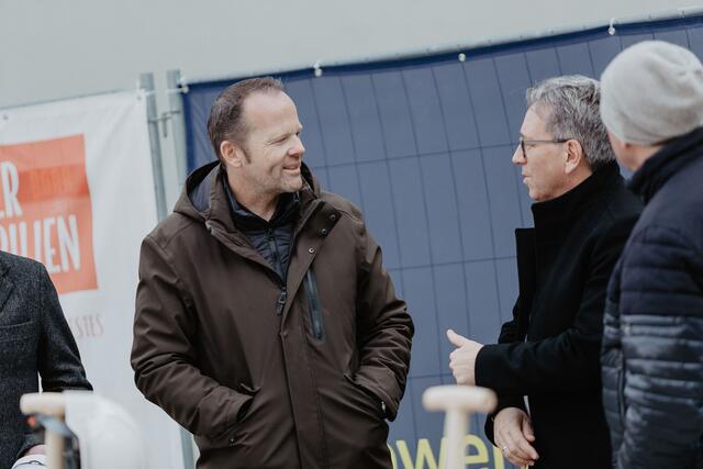 Mike Pilger im Gespräch mit Kufsteins Bürgermeister Martin Krumschnabel. | Foto: (C) Tiroler Immobilien