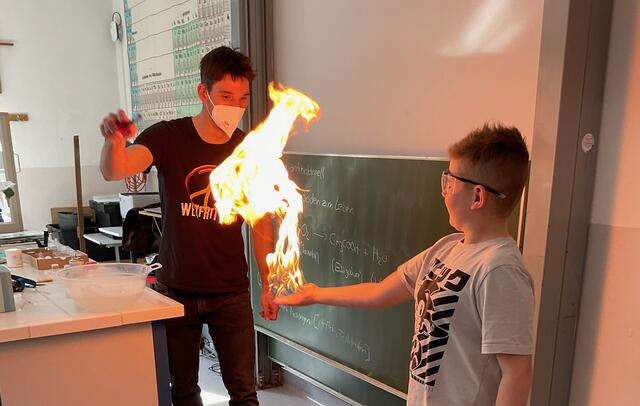 Experimente bringen an der Mittelschule Kirchberg an der Raab mehr Praxis und Spannung in den Schulalltag. | Foto: MS Kirchberg