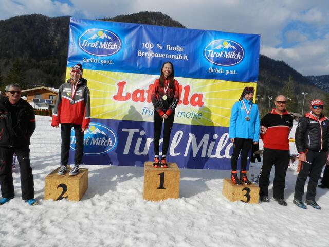 Klasse S15 weiblich: Jana Steiner (2./SC Leogang), Katharina Pürgy (1./SC Leutasch) und Maria Hohenrainer (Reutte) mit Gratulanten