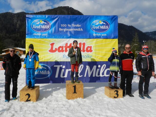 Klasse K10 männlich: Alexander Schill (2./K.S.C.), Gabriel Steger (1./SC Seefeld) und Samuel Luchner (3./LLC Angerberg) mit Gratulanten