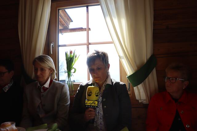 Monika Garber (BB Schwaz) spricht über das Thema "Gesellschaft und Gemeinschaft". | Foto: Anna Wieser