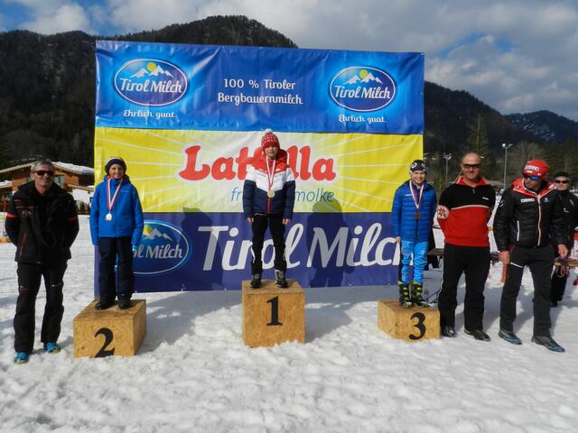 Klasse S11 männlich: Mihail Galiceanu (2./HSV Saalfelden), Sandro See (1./SV Erpfendorf) und Daniel Hirschbichler (3./SC Leogang) mit Gratulanten