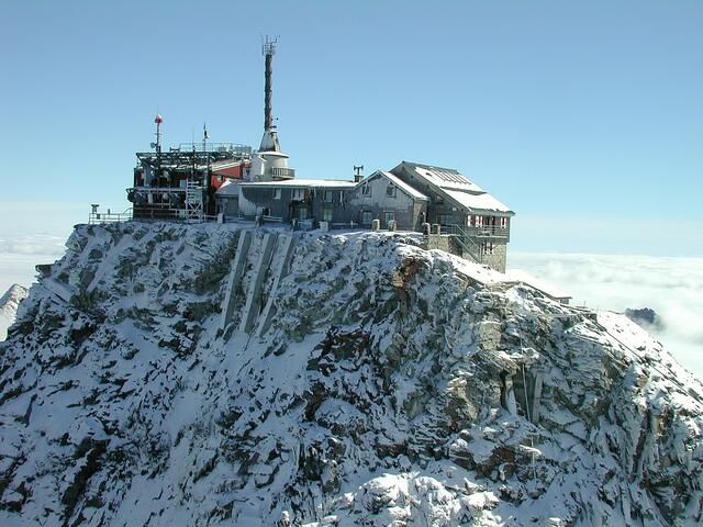 Herausragender Forschungsstandort: Das Sonnblick Observatorium der ZAMG liegt auf über 3.100 Meter Höhe in den Hohen Tauern. Jetzt kann man es bequem online besichtigen. | Foto: ZAMG/Christian Schober