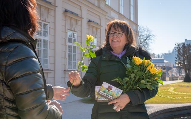 Am Weltfrauentag wurden in der Stadt fairtrade-Rosen, von Hilde Wanner verteilt. 2021 waren in Österreich mehr als ein Drittel der verkauften Rosen Fairtrade zertifiziert. Für die Produzenten und Produzentinnen im globalen Süden bedeutet das geschätzte Direkteinnahmen in der Höhe von fast vier Millionen US-Dollar.
 | Foto: Stadt Salzburg/Alexander Killer
