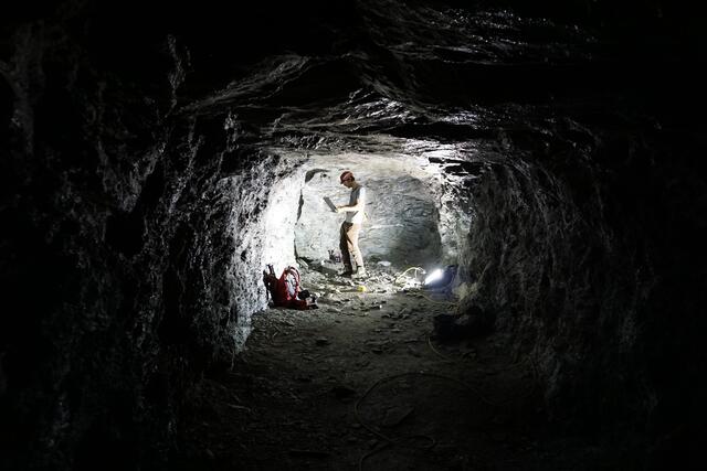 Steinschlag-Messungen in den Hohen Tauern: Auch am Fuße des Sonnblicks, in einem alten Bergwerkstollen in Kolm Saigurn, werden Messgeräte installiert. | Foto: Quelle ZAMG/Binder