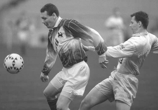 1995: Sergej Mandreko (l.) im Rapid-Dress lässt im Spiel gegen Mödling Michael Zisser aussteigen.  | Foto: Kelly Schoebitz / APA / picturedesk.com 