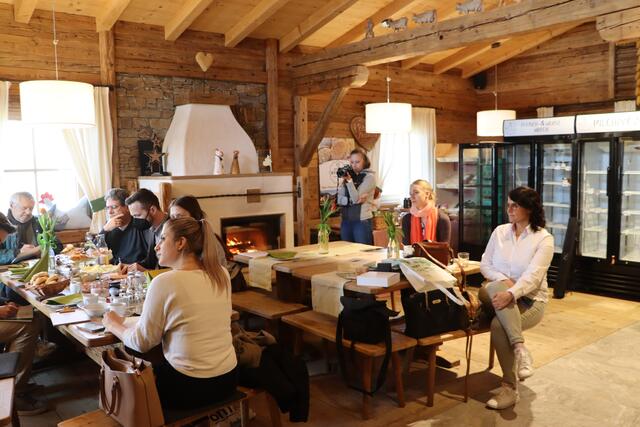 Im gemütlichen Weberhof-Hofladen genoss man die guten Produkte von den Bäuerinnen. | Foto: Anna Wieser