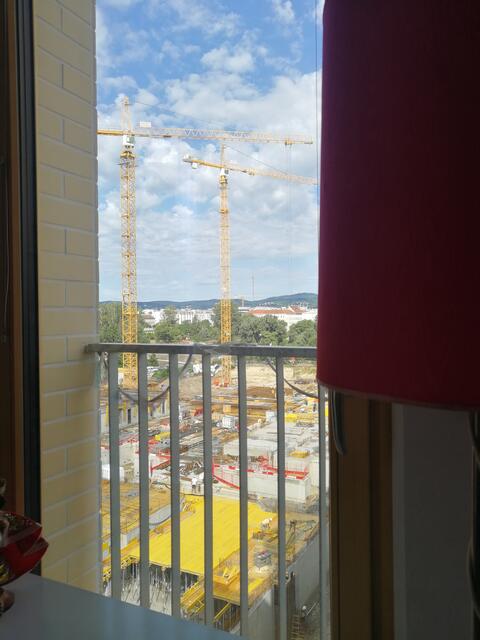 "Bereits um 6 Uhr geht das Licht auf den Baustellen an, die Arbeiter sind aber früher da", erzählt Silvia Weitlaner, derem Shcalfzimmer genau in Richtung der Baustellen liegt.  | Foto: Silvia Weitlaner