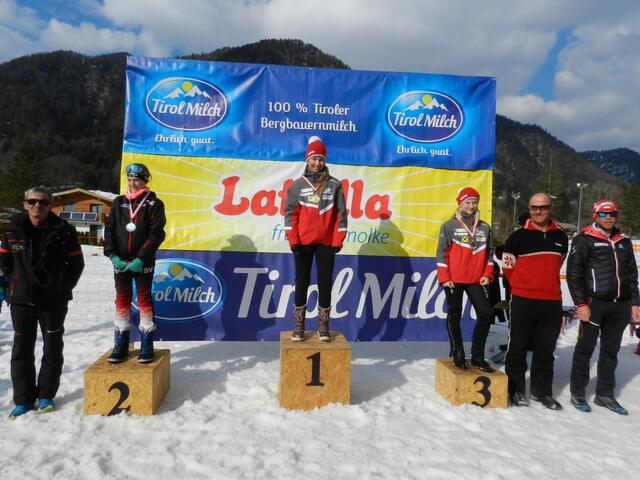 Klasse S14 weiblich: Anna Hauser (2./LLC Angerberg), Simone Eder (1./SC Leogang) und Joana Giestheuer (SC Kuchl) mit Gratulanten