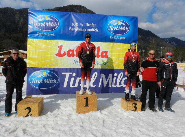 Klasse S14 ml.: Luca Schuster (1./HSV Hochfilzen), Karl Vater (3./SC Seefeld) mit Gratulanten