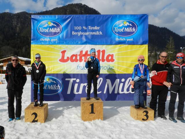 Klasse K10: Hannah Danzl (2./SV Erpfendorf), Eva-Maria Foidl (1./SC St.Ulrich/P.) und Ida Oberschneider (3./SK Saalfelden) mit Gratulanten