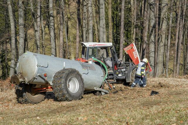 Ein Traktorgespann stürzte in Buchberg bei Reinsberg ab. | Foto: Tom Wagner