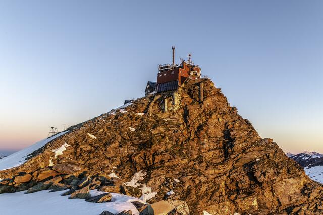 Das Sonnblick-Observatorium ist eine Einrichtung der Zentralanstalt für Meteorologie und Geodynamik (ZAMG) und steht auf dem Gipfel des zu Rauris gehörenden Hohen Sonnblick (3106 m). | Foto: ZAMG/Scheer